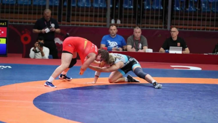 Kadınlarda 3 milli güreşçi yarı finalde