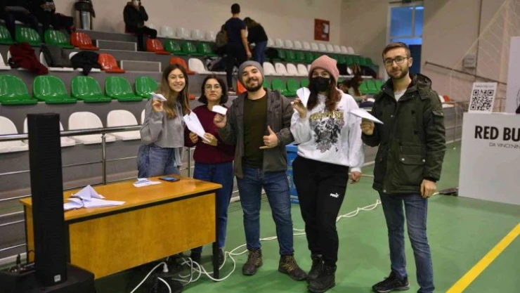 Kağıt uçakların pilotları yarıştı