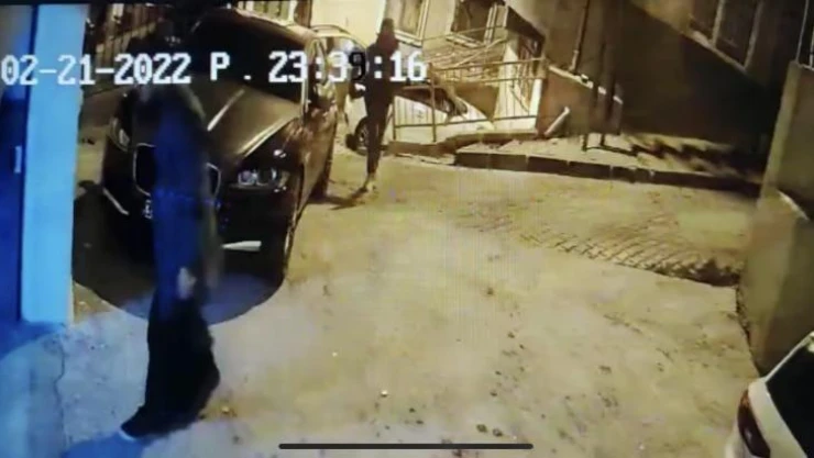 Kağıthane'de kapkaç anı kameraya yansıdı: Avukatın evrak çantasını çaldılar