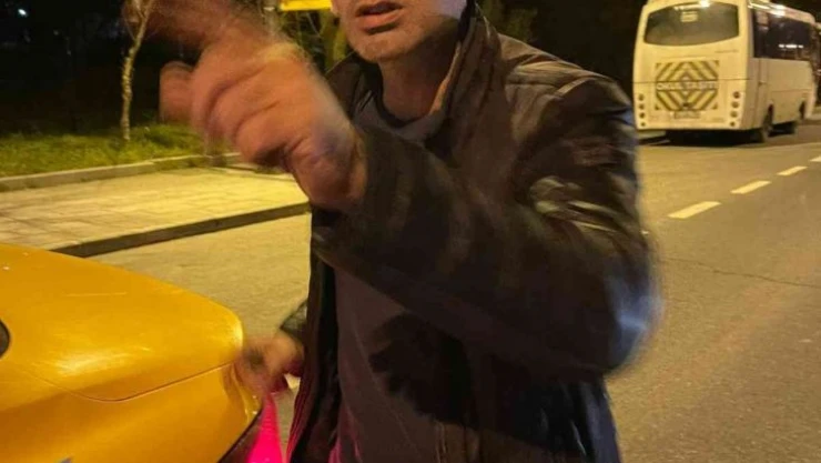 Kağıthane'de taksici ile yolcular arasında tartışma: 'Beğenmiyorsan inersin'