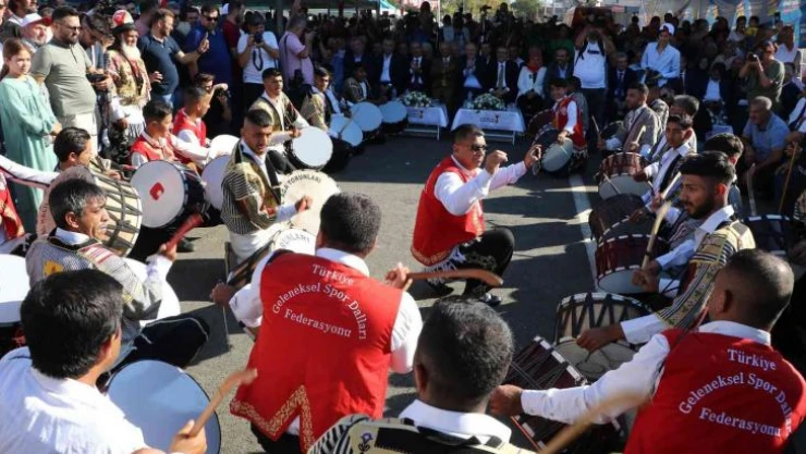 Kahramanmaraş'ta davullu zurnalı köprülü kavşak ve bulvar açılışı