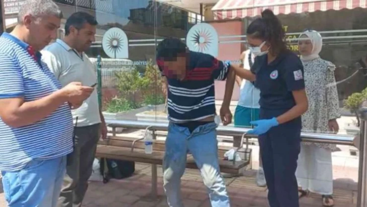 Kalçasından bıçaklandığını otobüs durağında oturunca fark etti