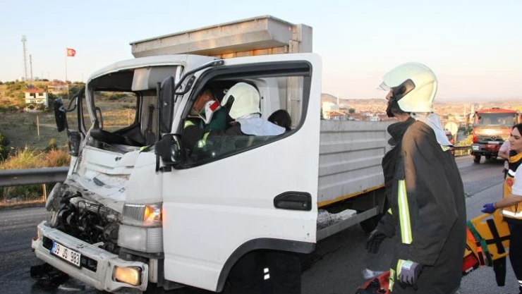 Kamyonet, süt tankerine çarptı: 1 yaralı