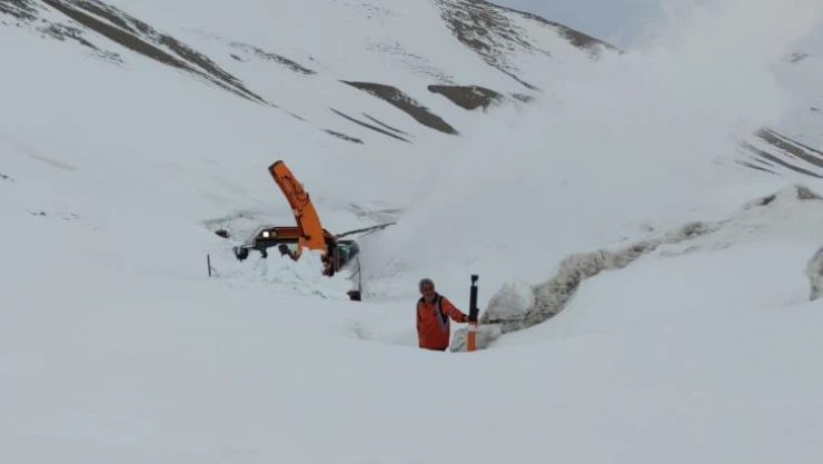 Kar kalınlığının 10 metreyi bulduğu Bahçesaray yolunda zorlu mücadele