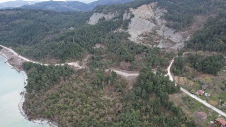 Kar sularının erimesiyle dağın büyük bölümü kaydı
