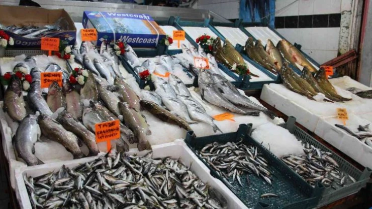 Kar yağışlarıyla birlikte balık tezgahlarında hareketlilik