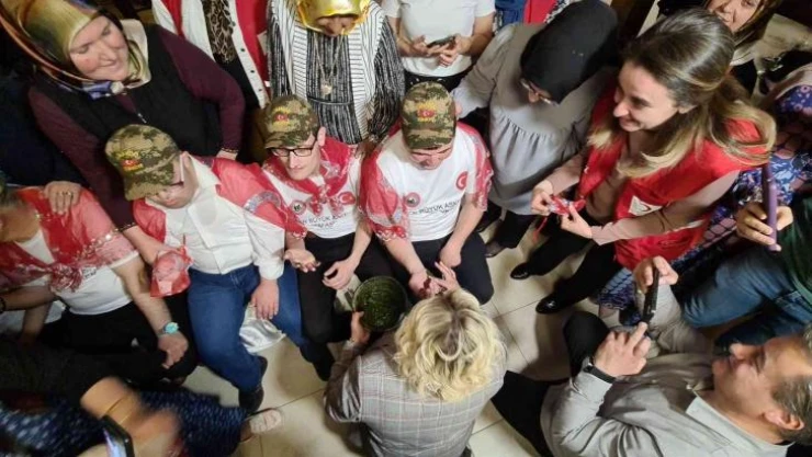 Karabük'te 5 engelliye asker kınası yakıldı