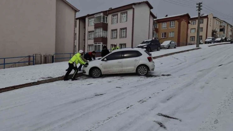 Karabük'te buzlanan yollar sürücülere zor anlar yaşattı