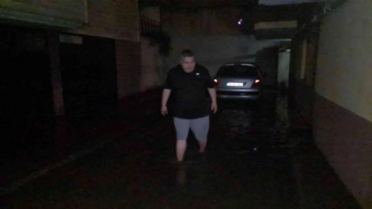 Karabük'te caddeler göle döndü, dükkanları ve apartman girişlerini su bastı