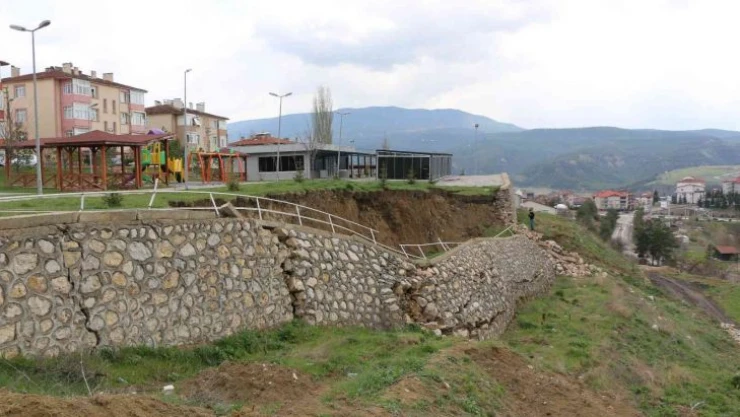 Karabük'te çocuk parkında korkutan heyelan