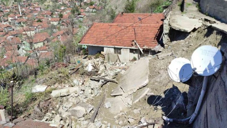 Karabük'te heyelan 2 eve zarar verdi