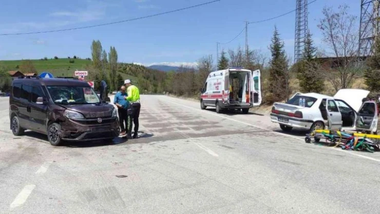 Karabük'te iki araç çarpıştı: 6 yaralı