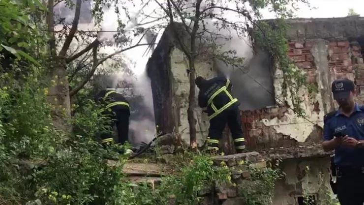 Karabük'te metruk binada yangın