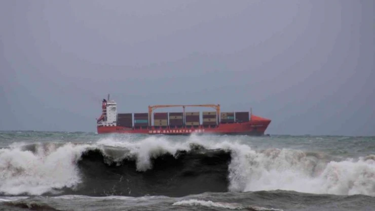 Karadeniz'de oluşan dev dalgalar sahil bölgesini yıkıp geçti
