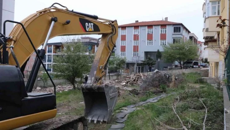 Karadeniz fıkrası gibi olay: Adresi karıştırdı, yanlış binayı yıktı
