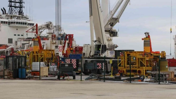 Karadeniz gazını üretim haznesine iletecek kuyubaşı vanaları görevleri için hazırlanıyor