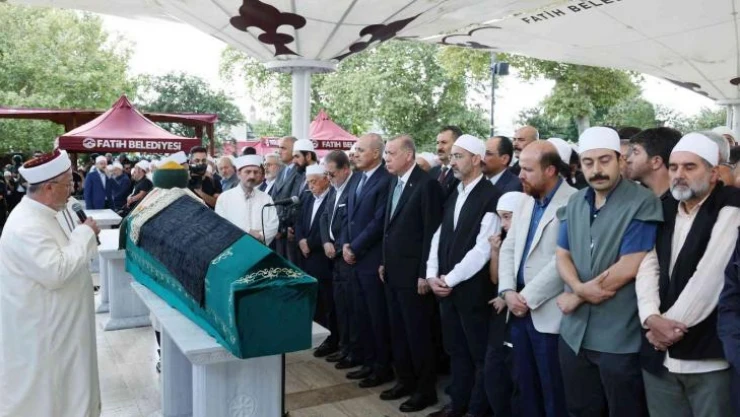 Karagümrük Cerrahi Tekkesi Mütevelli Heyeti Başkanı Ömer Tuğrul İnançer son yolculuğuna uğurlandı