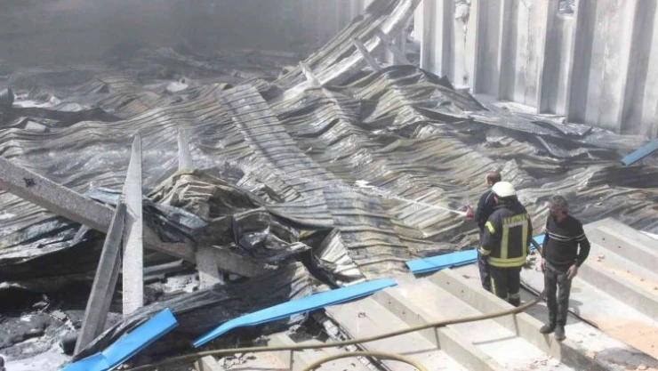 Karaman'da köpük ve plastik fabrikasında çıkan yangın söndürüldü