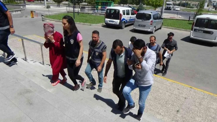Karaman'da kuyumcuya sahte altın satan 2 şüpheliden 1'i tutuklandı