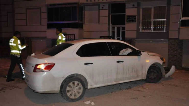 Karaman'da polisten kaçan sürücü bahçe duvarına çarptı