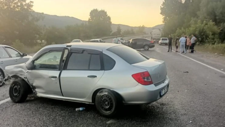 Karayolunda 4 araç birbirine girdi, 8 kişi yaralandı