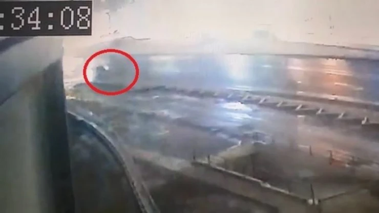 Karda takla atan otomobil güvenlik kameralarına takıldı