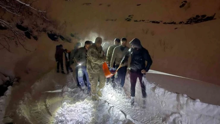 Kardan kapanan yolu aşarak hamile kadını hastaneye yetiştirdiler