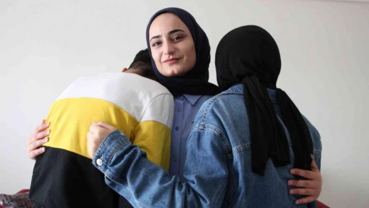 Kardeşleri ile birlikte çocuk evlerine yerleştirildi, onlar aile hasreti çekmesin diye kendilerine 'Koruyucu aile' oldu