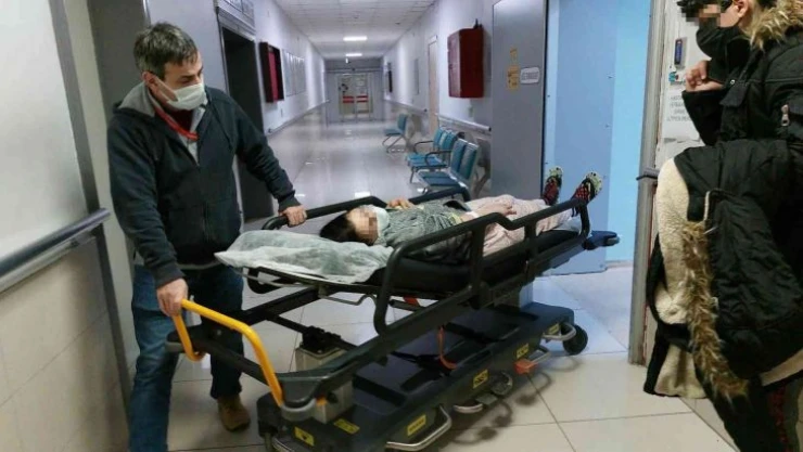 Karısına hem bıçakla hem de makasla saldırarak hastanelik etti