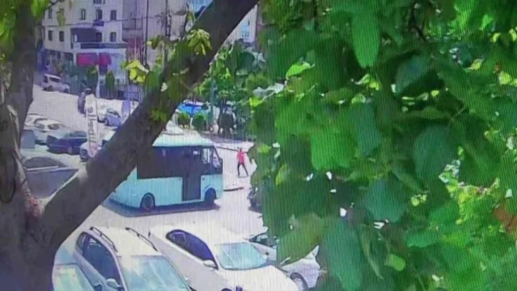 Kartal'da freni patlayan minibüs elektrik direğini devirip duvara çarptı