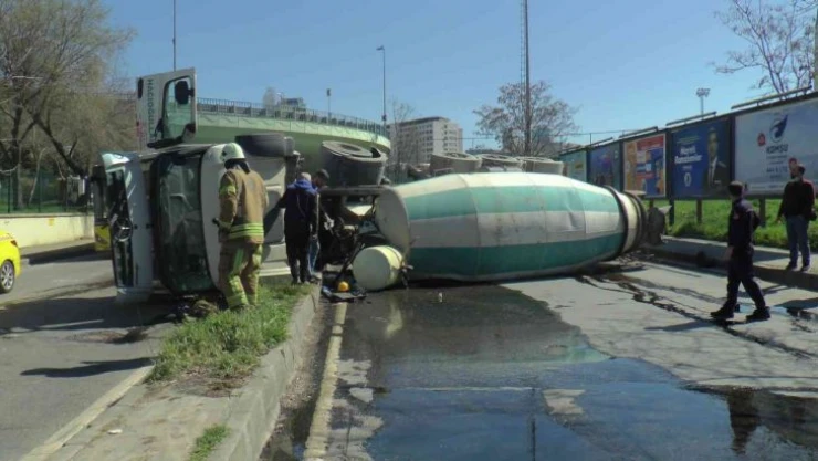 Kartal'da virajı alamayan beton mikseri yola devrildi
