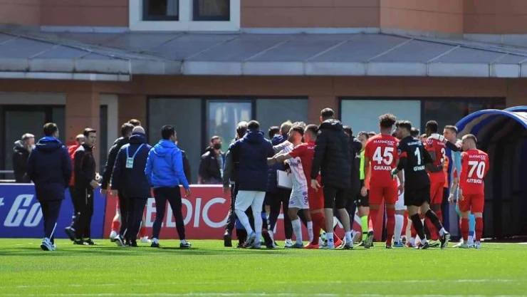 Kasımpaşa-Gaziantep FK maçının devre arasında tartışma çıktı