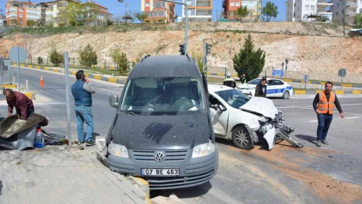 Kavşakta kırmızı ışık ihlali: 4 yaralı