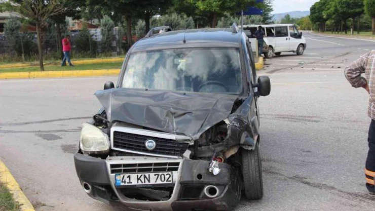 Kavşakta minibüs ile hafif ticari araç çarpıştı