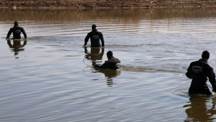 Kayıp genç Kızılırmak'ta suyun düşürülen debisinde aranıyor