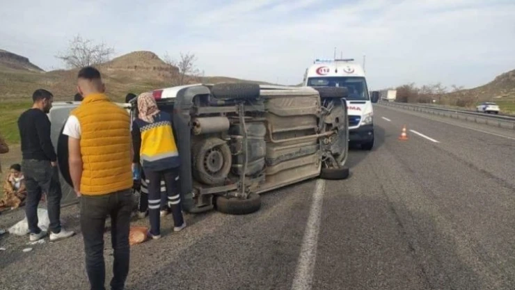 Kayseri'de hafif ticari araç yan yattı: 7 yaralı