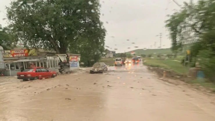 Kayseri'de sağanak yağış hayatı olumsuz etkiledi