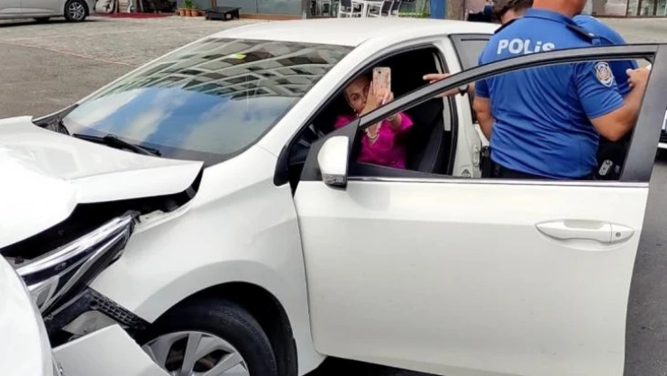 Kaza yapan alkollü kadın turist araçtan inmedi, ikna etmeye çalışan polise direndi