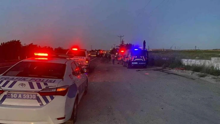 Kaza yapan kamyonet karşı yönden gelen otomobille kafa kafaya çarpıştı: 4'ü ağır 5 yaralı