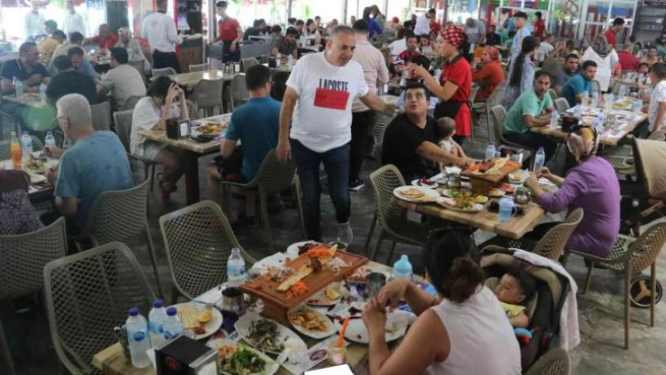 Kebapçılar bayram sonu doldu taştı