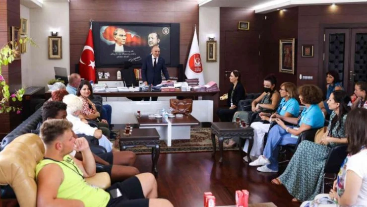 Keçiören Belediye Başkanı Altınok, Türk ve yabancı öğrencileri makamında ağırladı