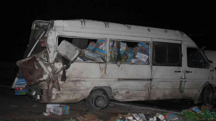 Kilis'te gıda yüklü minibüs devrilmesi sonucu karayolu trafiğe kapandı