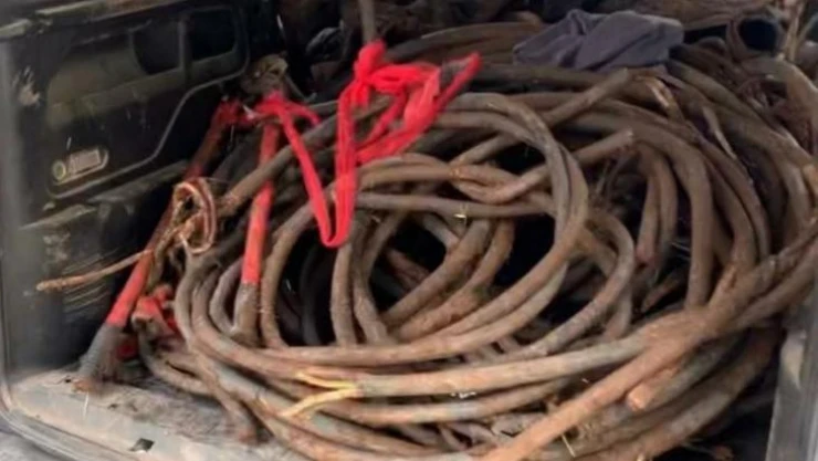 Kiraladıkları araçla çiftçilerin kablolarını çalan hırsızlar yakalandı