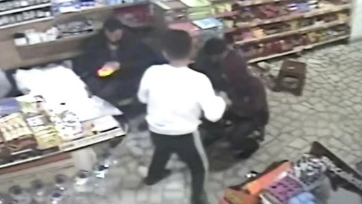 Kolonyalı şaka yapayım derken kuzenini yakıyordu