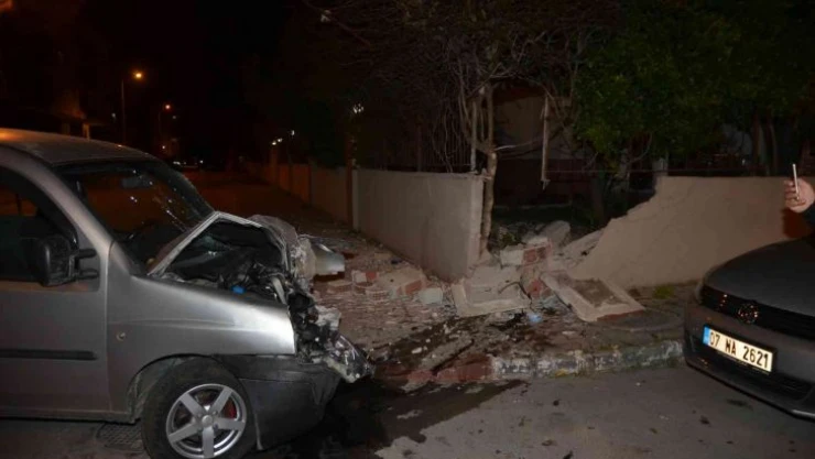 Kontrolden çıkan hafif ticari araç duvara çarptı