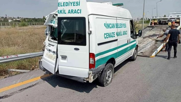 Kontrolden çıkan otomobil cenaze aracına çarptı: 2 yaralı