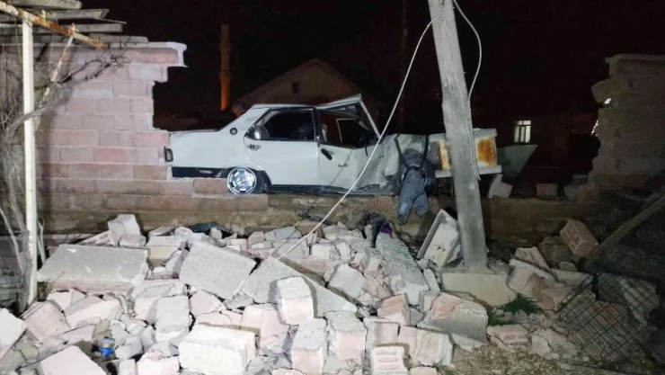Kontrolden çıkan otomobil karşı şeritteki bahçe duvarını yıktı: 3 yaralı