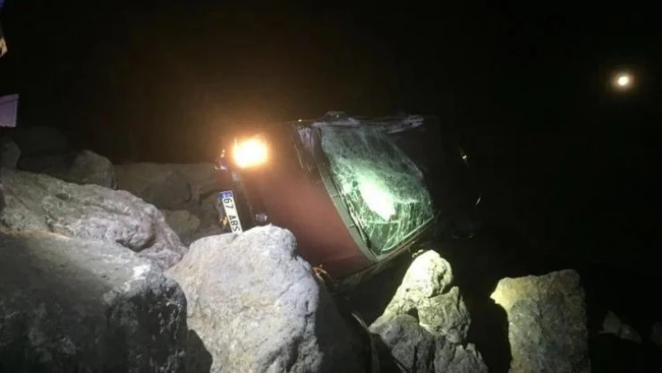 Kontrolden çıkan otomobil sahile uçtu