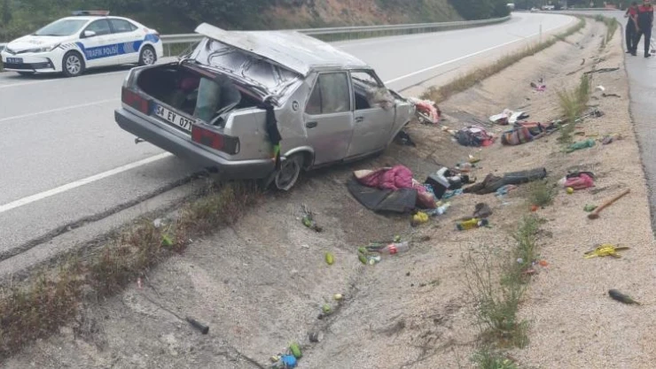 Kontrolden çıkan otomobil takla atıp refüje devrildi: 3'ü çocuk 5 yaralı