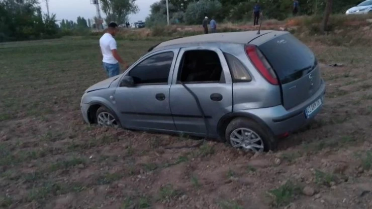 Kontrolden çıkan otomobil tarlaya uçtu: 4 yaralı